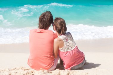 oturma ve plajda eğlenerek güzel genç Çift