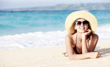 uzun saçlı kız bikini tropikal plaj üzerinde