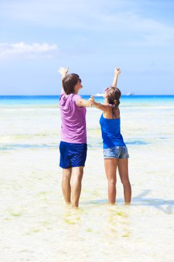 Mutlu genç çift sahilde eğleniyor.