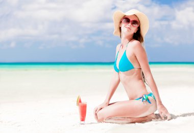 fresn karpuz suyu tropik sahilde bikinili kadın