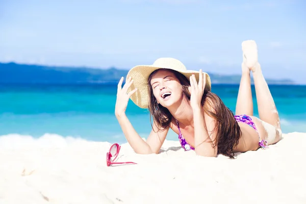 Hosszú hajú lány bikini bali trópusi tengerparton — Stock Fotó