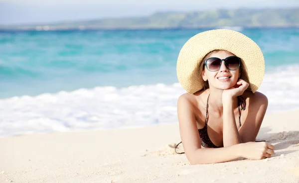 Långhåriga flicka i bikini på tropisk strand, bali — Stockfoto