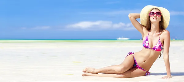 热带巴厘岛海滩上的比基尼的长发女孩 — 图库照片