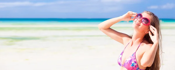 Happy young woman smiling in straw hat with closed eyes on the beach — Stock Photo, Image