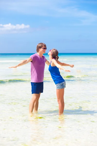 Glückliches junges Paar, das Spaß am Strand hat — Stockfoto