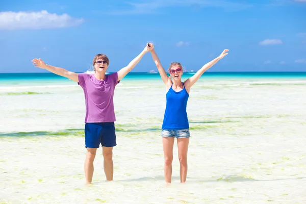 Heureux jeune couple s'amuser sur la plage — Photo