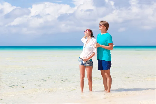 Heureux yong couple marche sur la plage — Photo