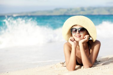 uzun saçlı kız bikini tropikal plaj üzerinde
