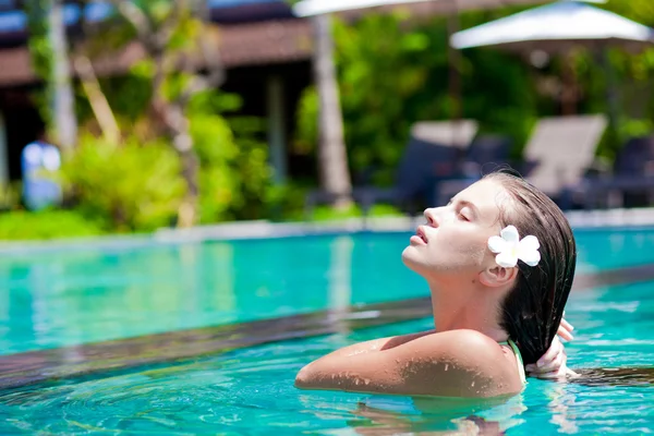 Metade retrato de cara de mulher bonita na piscina de luxo — Fotografia de Stock