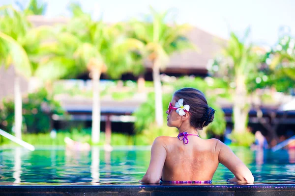 Portrait de jeune femme souriante attraactive dans une piscine de luxe — Photo