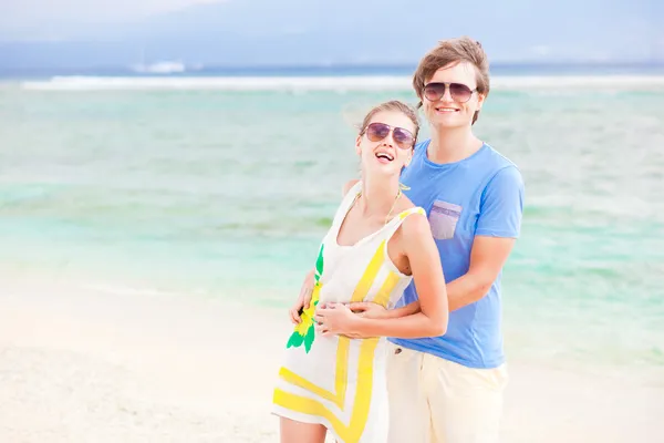 Νέοι ευτυχισμένο ζευγάρι διασκεδάζοντας σε τροπική παραλία. Μήνας του μέλιτος — Φωτογραφία Αρχείου