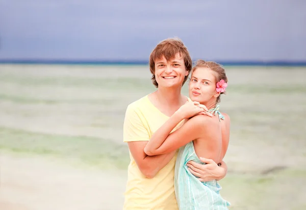 Junges glückliches Paar, das Spaß am tropischen Strand hat. Flitterwochen — Stockfoto