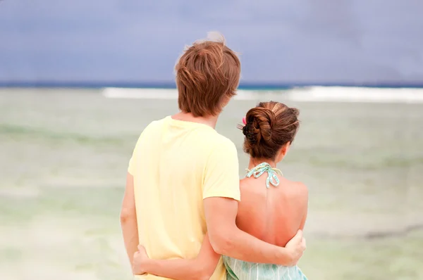 Bella giovane coppia guardando all'orizzonte. sposo di miele — Foto Stock
