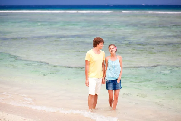 Jovem casal feliz se divertindo na praia tropical. lua-de-mel — Fotografia de Stock