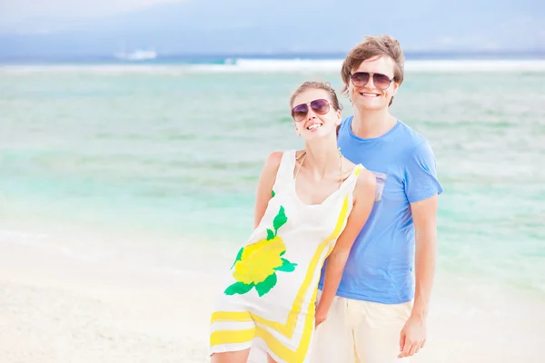 Couple s'amuser sur la plage tropicale . — Photo