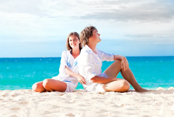 Jovem casal feliz se divertindo na praia tropical. lua-de-mel — Fotografia de Stock