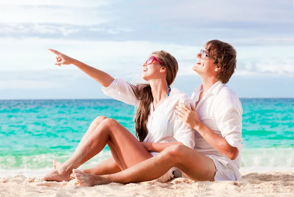 Pareja feliz joven divirtiéndose en la playa tropical. luna de miel —  Fotos de Stock