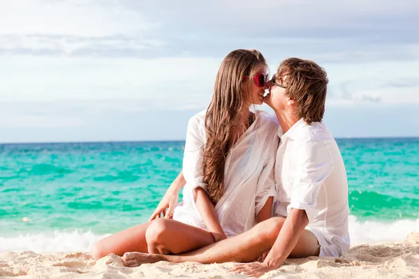 Young happy couple having fun on tropical beach. honeymoon — Stock Photo, Image