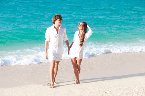 Pareja caminando en la playa — Foto de Stock