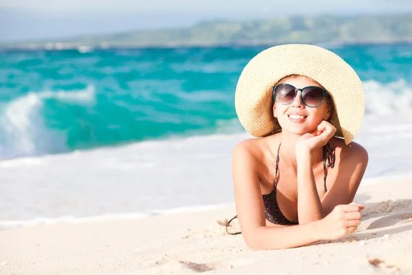 Chica de pelo largo en bikini en la playa tropical boracay Imagen de stock