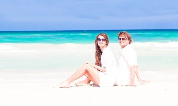 Joven pareja feliz divirtiéndose en la playa — Foto de Stock