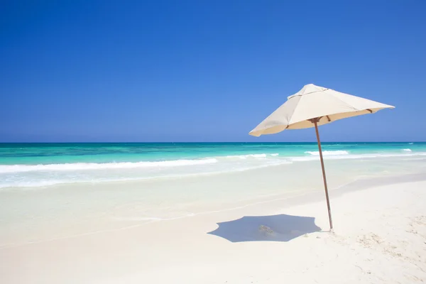 Deštník na dokonalé tulym bílý písek pláže v Mexiku — Stock fotografie