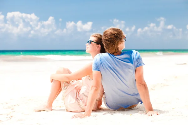Молодая счастливая пара веселится на пляже — стоковое фото