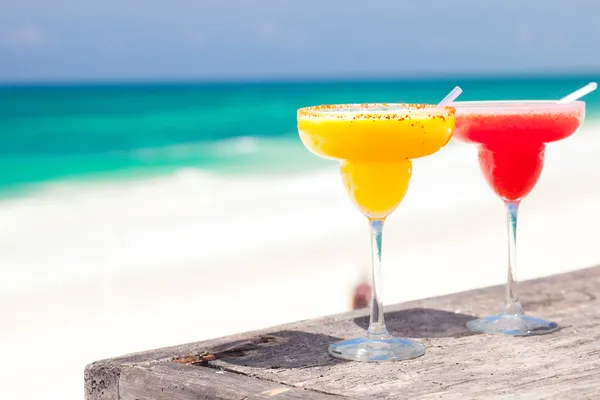 Dvě dokonalé, mango a strawberry margarita, beach pozadí — Stock fotografie