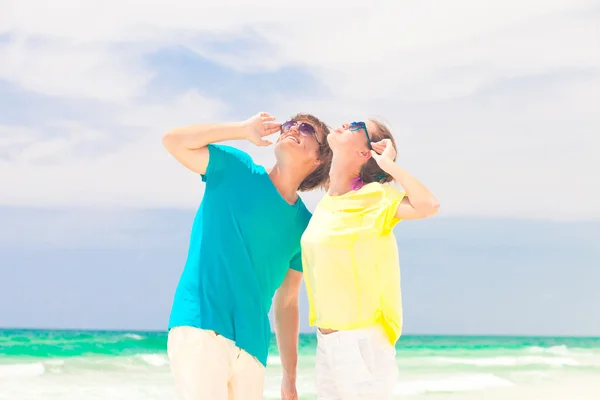 Giovane coppia felice divertirsi sulla spiaggia — Foto Stock