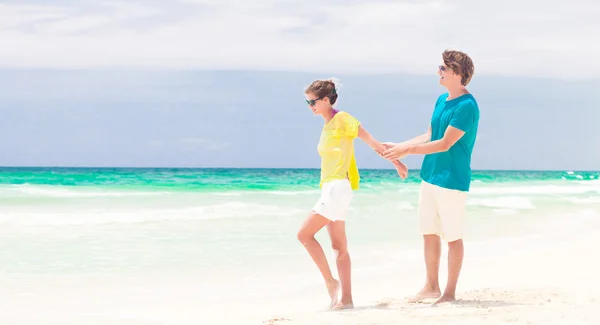 Joven pareja feliz divirtiéndose en la playa —  Fotos de Stock