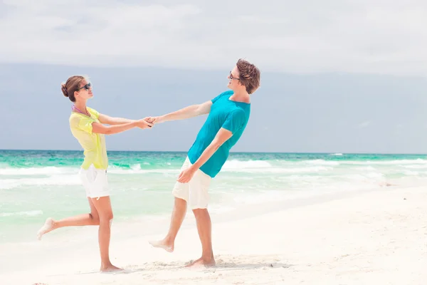 Joven pareja feliz divirtiéndose en la playa —  Fotos de Stock