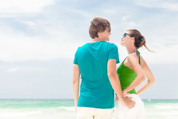 Jovem casal feliz se divertindo na praia — Fotografia de Stock