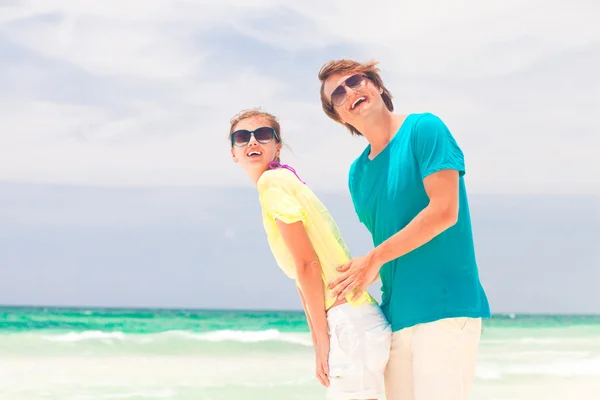 Junges glückliches Paar hat Spaß am Strand — Stockfoto