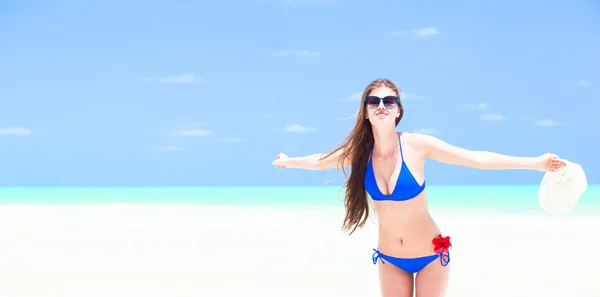 Jeune femme aux cheveux longs en bikini profitant de ses vacances — Photo