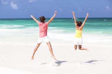 plajda eğlence genç mutlu çift