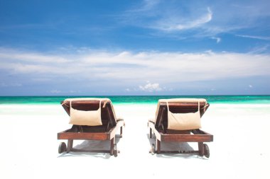 mükemmel tropik sahilde iki sandalye. tulum, Meksika