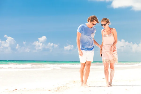 Unga lyckliga par promenader på stranden leende. Tulum, Mexiko — Stockfoto