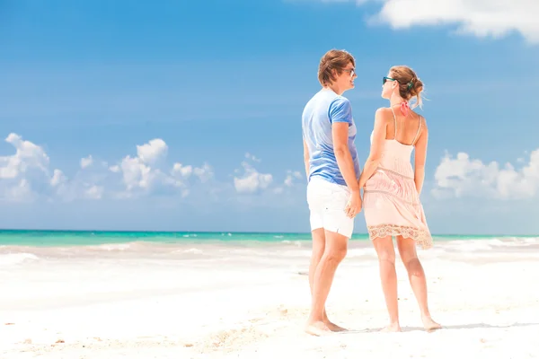 Plaj gülümseyerek yürüyen genç mutlu bir çift. tulum, Meksika — Stok fotoğraf