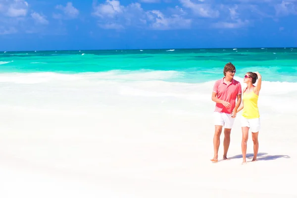 Plaj gülümseyerek yürüyen genç mutlu bir çift. tulum, Meksika — Stok fotoğraf