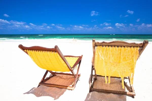 Photo de pina colada et lunettes de soleil sur la plage tropicale — Photo