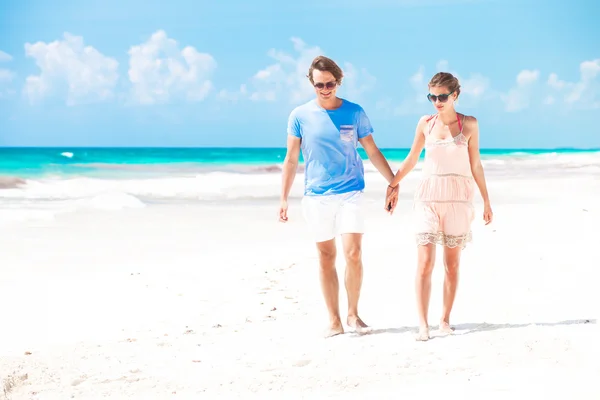 Pareja caminando en la playa —  Fotos de Stock