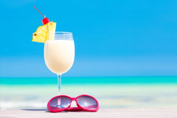 Pina colada na praia tropical — Fotografia de Stock