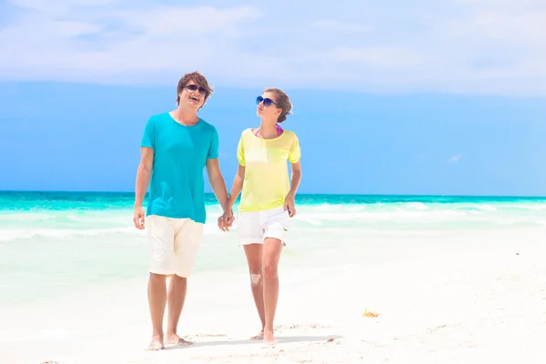 Pareja caminando y divirtiéndose en una playa tropical en Maldivas —  Fotos de Stock