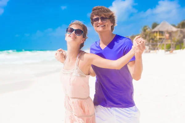 Caminhada de casal e se divertindo em uma praia tropical nas Maldivas — Fotografia de Stock