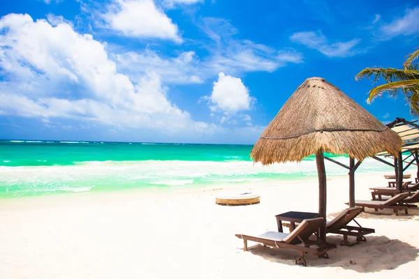 Łóżka i parasol na tropikalnej plaży Zdjęcia Stockowe bez tantiem