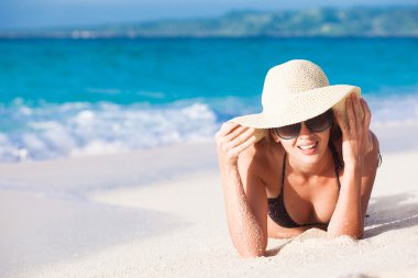 uzun saçlı kız bikini tropikal plaj