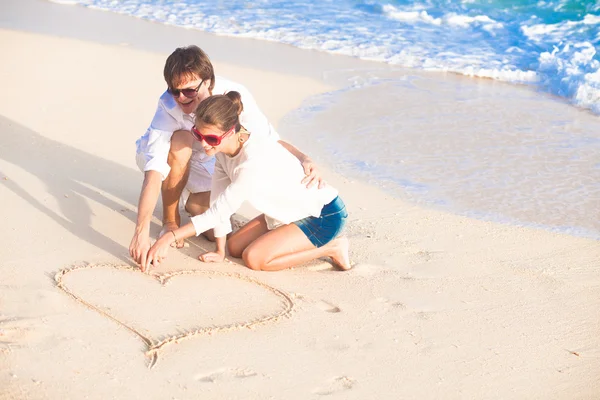 Szerelmesek romantikus nyaralás egy trópusi tengerparton. — Stock Fotó