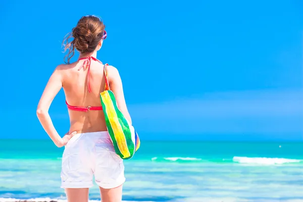 Mulher de biquíni e óculos de sol com saco de praia — Fotografia de Stock