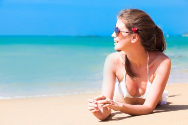 tropik sahilde bikinili uzun saçlı kadın