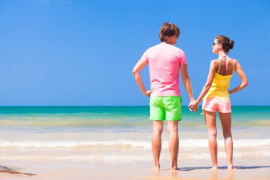 İki parlak kıyafetleri tropikal Beach Tayland içinde